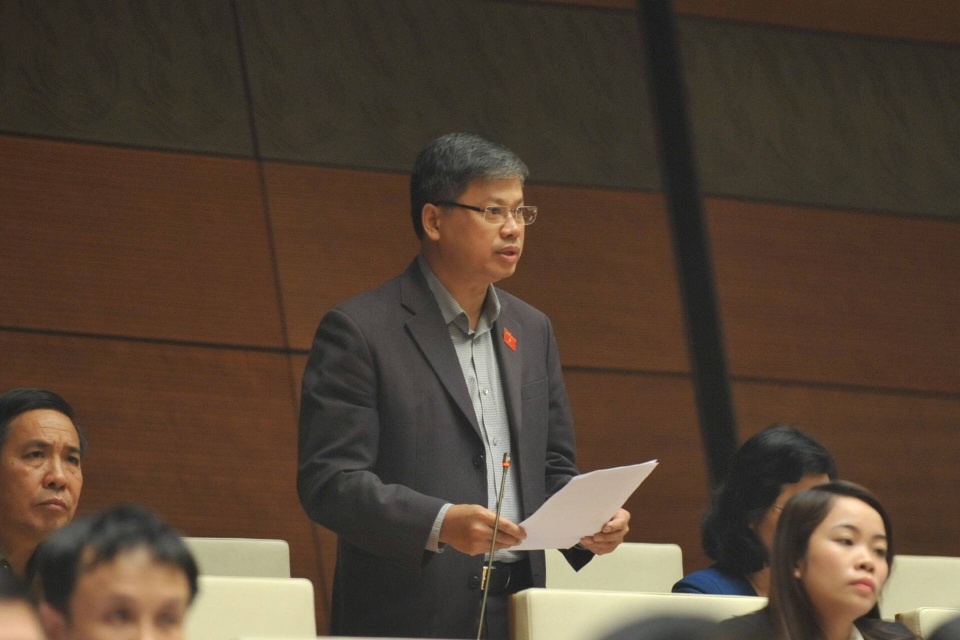 Đại biểu Nguyễn Sỹ Cương phát biểu tại hội trường Quốc hội chiều 2/11 (ảnh: N.T).