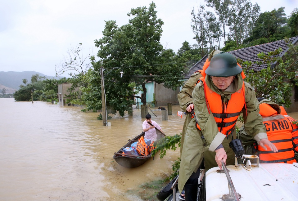 Xuất cấp lương khô cứu dân vùng lũ vì nước sôi để "úp mì" cũng khó có - 1 Đoàn công tác của Chính phủ chứng kiến tình hình nghiêm trọng tại Bình Định khi 50% hộ dân đã bị nhấn chìm trong nước.