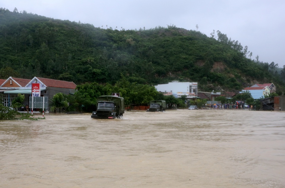 Xuất cấp lương khô cứu dân vùng lũ vì nước sôi để "úp mì" cũng khó có - 2
Nhiều điểm dân cư, nhiều tỉnh lộ đã bị chia cắt hoàn toàn.