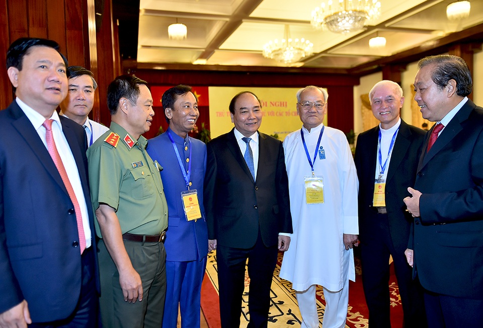 Thủ tướng: Cùng là con cháu Lạc Hồng, phải chung tay xây dựng đất nước - 3 Thủ tướng Nguyễn Xuân Phúc, Phó Thủ tướng Trương Hoà Bình, Bí thư Thành uỷ TPHCM và các đại biểu tham gia hội nghị.