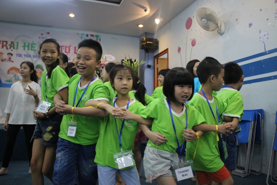 Trải nghiệm trại hè "Tôi tự lập" - 3 Tiêu chí hàng đầu trong các khóa học và chương trình của diễn giả Bùi Thu Hiền và đội ngũ của mình chính là “ ĐỨC “ và với các con trong độ tuổi này, nhấn mạnh nhiều hơn cả đó là “ lòng biết ơn bố mẹ“ Buổi chiều được bắt đầu bằng những chia sẻ về chính trải nghiệm và cuộc sống thực tế mình đã trải qua, huấn luyện viên – chuyên gia tâm lí Thanh Mai đã lấy được từ các bạn nhỏ những giọt nước mắt, trao đến các bạn tình yêu thương và lòng biết ơn bố mẹ để rồi đều được thể hiện qua những dòng chữ cảm ơn gửi đến bố mẹ qua chính bức thư của mình.