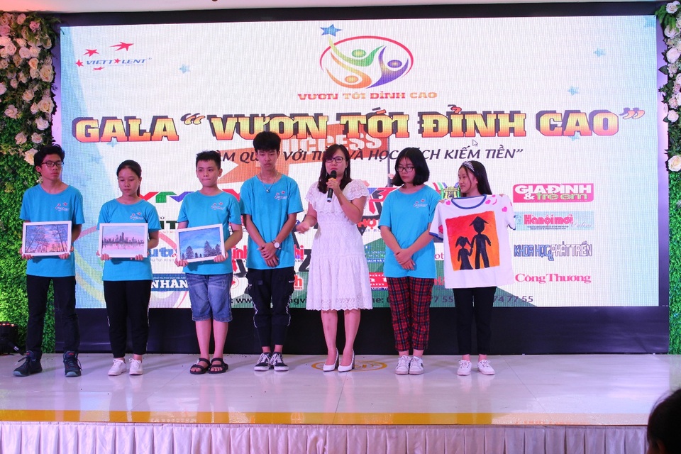 “Vươn tới đỉnh cao” – Trang bị cho con tư duy về tiền bạc - 1 “Vươn tới đỉnh cao” phiên bản 2018 một lần nữa đánh dấu thành công vượt trội của diễn giả - chuyên gia tâm lý Bùi Thu Hiền cùng đội ngũ Tài Năng Việt và các chuyên gia hàng đầu trong nhiều lĩnh vực tại Việt Nam như nguyên Giáo sư thỉnh giảng Đại học Ngoại ngữ Tokyo Lâm Hồng Phương, kiện tướng Wushu quốc tế Nguyễn Thị Hồng Hà, chuyên gia tâm lí Nguyễn Đại Hải, nghệ nhân Bạch Long, nhà thiết kế thời trang Nguyễn Thu Anh và họa sĩ Thu Phương.