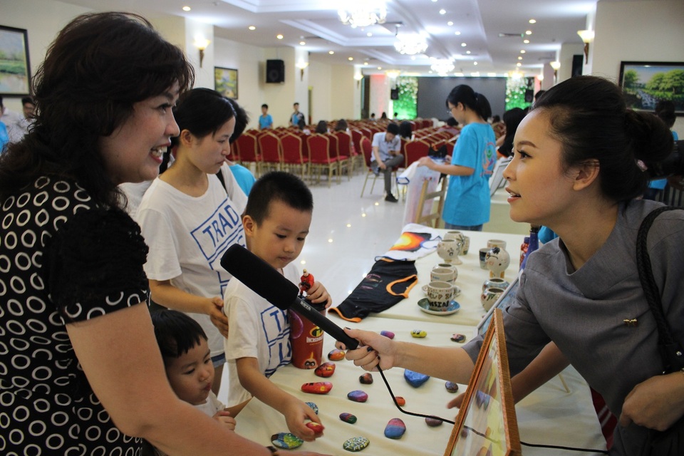 “Vươn tới đỉnh cao” – Trang bị cho con tư duy về tiền bạc - 2 Với phương châm “Biến RÁC thành VÀNG” cùng sự dẫn dắt, tận tình chỉ bảo của đội ngũ chuyên gia, huấn luyện viên, các em đã miệt mài cùng đội nhóm của mình tự tay làm nên những sản phẩm độc đáo theo khả năng, ý tưởng riêng của mỗi người. Có sản phẩm, có chiến lược thuyết phục, nắm bắt tâm lý, cách thu hút khách hàng và cách khiến khách hàng không thể chối từ sản phẩm của mình, các đội nhóm đã “thực chiến” trong ngày cuối cùng của khoá học.