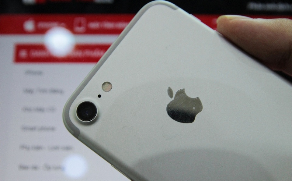 Hình ảnh thực tế máy được cho là iPhone 7 tại Việt Nam trước giờ ra mắt tại Mỹ - 2
Cụm camera và đèn flash mới trên iPhone 7 có thiết kế hơi khác so với iPhone 6s.