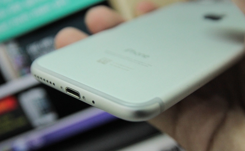 Hình ảnh thực tế máy được cho là iPhone 7 tại Việt Nam trước giờ ra mắt tại Mỹ - 1
iPhone 7 vẫn sử dụng cổng kết nối lightning nhưng loại bỏ lỗ cắm tai nghe 3.5mm