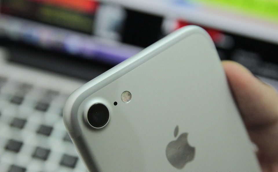 Hình ảnh thực tế máy được cho là iPhone 7 tại Việt Nam trước giờ ra mắt tại Mỹ - 6
Thiết kế viền ăng ten mới trên iPhone 7