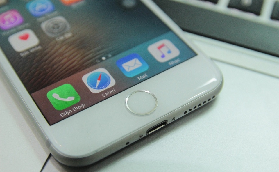 Hình ảnh thực tế máy được cho là iPhone 7 tại Việt Nam trước giờ ra mắt tại Mỹ - 3
Phím Home mới cảm ứng lực Force Touch liền mạch với mặt trước của máy