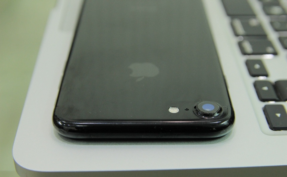 Hình ảnh thực tế máy được cho là iPhone 7 tại Việt Nam trước giờ ra mắt tại Mỹ - 9
Màu đen bóng (đen piano) có lớp vỏ giống như nhựa hoặc hợp chất Polycarbonat