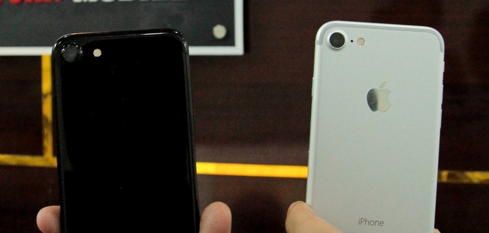 Hình ảnh thực tế máy được cho là iPhone 7 tại Việt Nam trước giờ ra mắt tại Mỹ - 8
Mặt sau của hai chiếc iPhone 7 độc tại Việt Nam