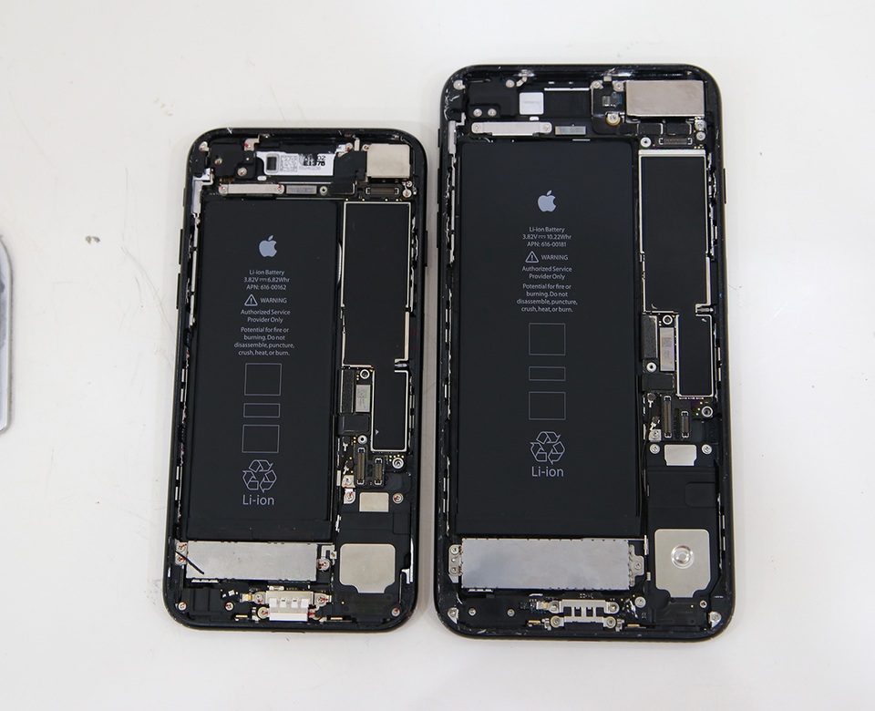 Cận cảnh bên trong 2 thiết bị này