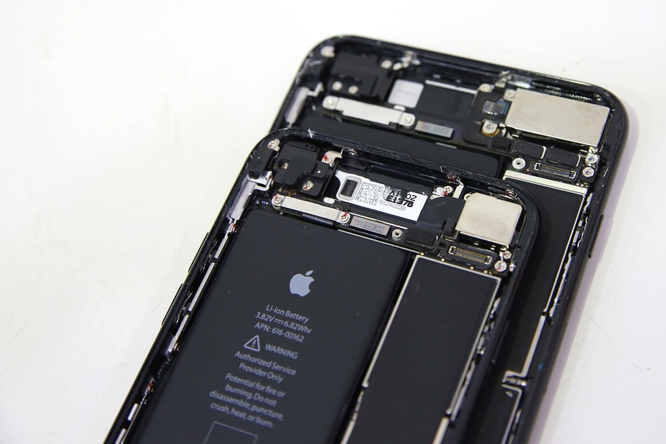 Khác biệt từ cụm camera, phía trên là iPhone 7 Plus và dưới là iPhone 7