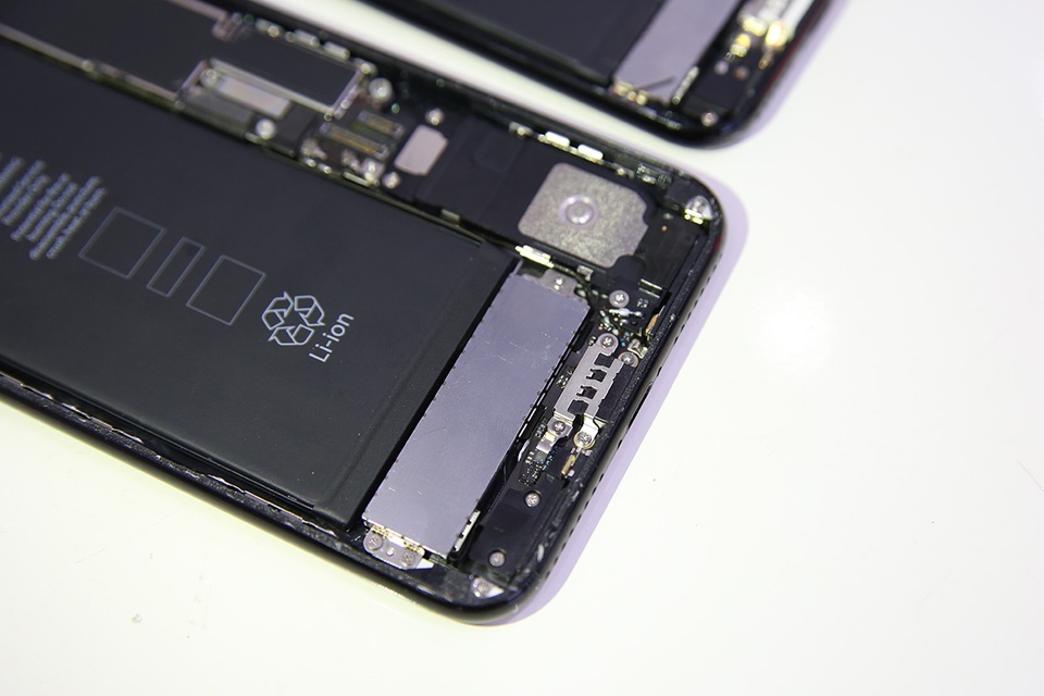 Cận cảnh các bộ phận bên dưới iPhone 7 Plus