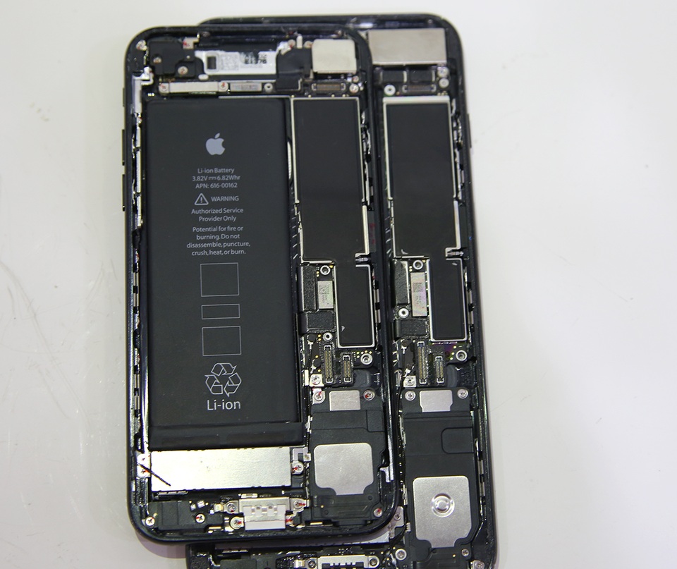 Bo mạch chính của cả hai tương đồng nhau.