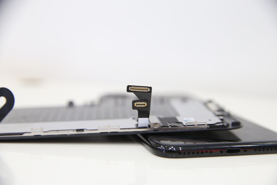 Màn hình có 2 socket mới, nối từ nút Home đi lên