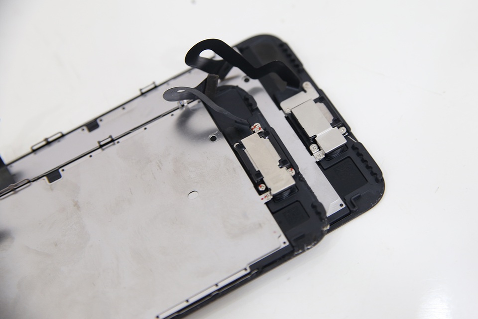 Phía bên trên, cách bố trí cả hai màn hình như nhau