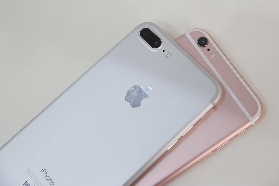 Vị trí camera dài hơn nên đèn flash được dịch chuyển xa hơn chút so với iPhone 6S Plus