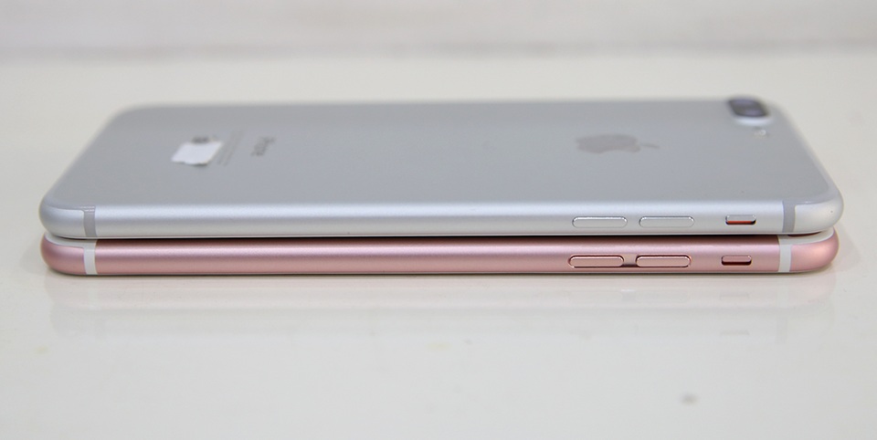 Cạnh trái với phím âm lượng và gạt chuyển chế độ. Khác biệt duy nhất là nút âm lượng iPhone 7 Plus không còn khe lọt vào sau như iPhone 6S Plus