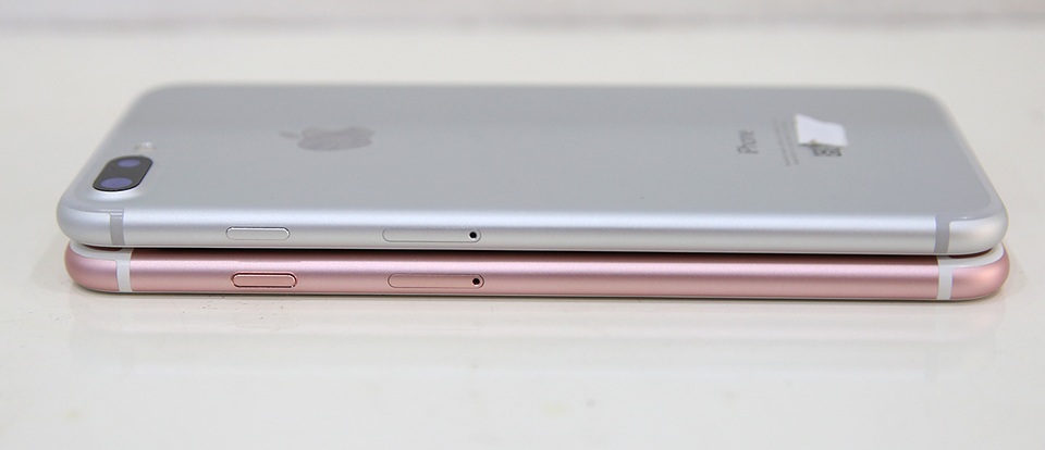 Cạnh phải tương tự nhau, nút nguồn và khe cắm thẻ SIM