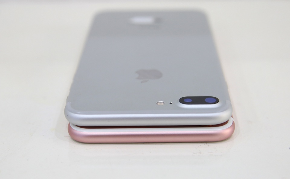Về thiết kế, các góc bo tròn tương tự nhau. Thay đổi lớn nhất là iPhone 7 Plus có thêm camera kép cùng viền ăng ten được đẩy lên phía đầu