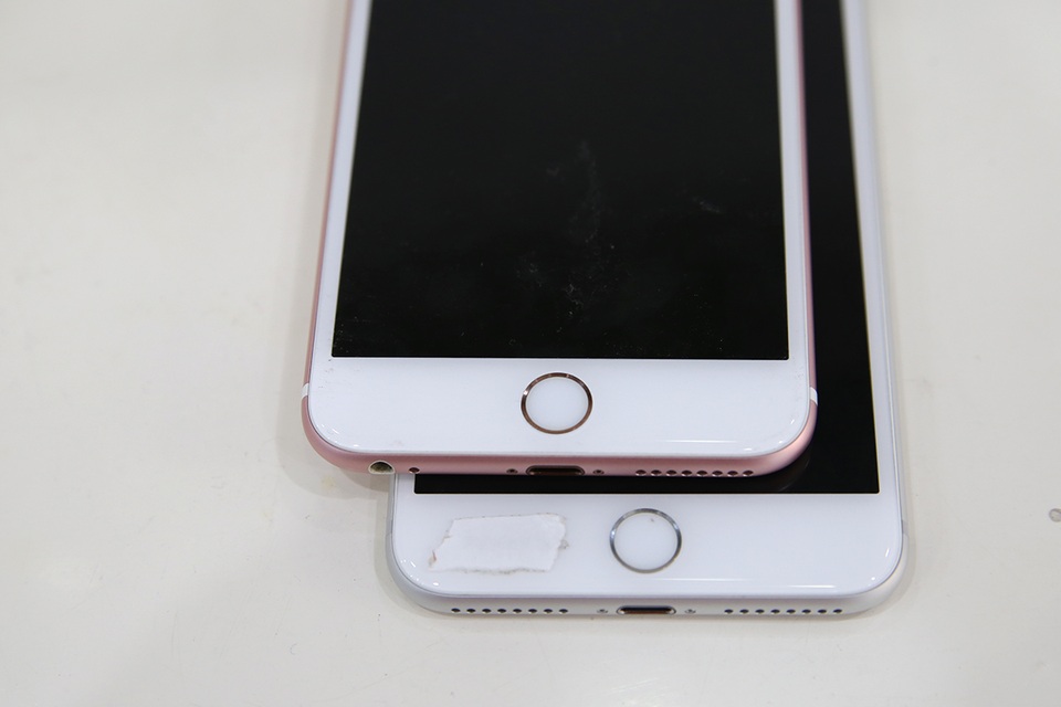 Phím home trên iPhone 7 Plus cũng tương tự nhưng khác cơ chế sử dụng. Nó sử dụng cảm ứng lực thay vì phím Home truyền thống như iPhone 6S Plus