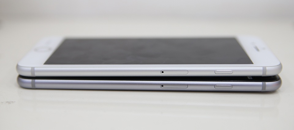 Cạnh phải là nút nguồn và khe cắm thẻ SIM