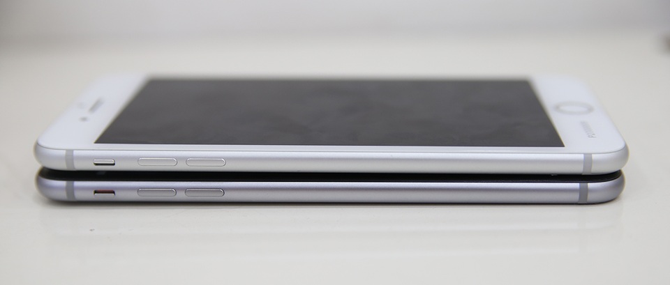 Cạnh trái là nút gạt chuyển chế độ và phím âm lượng