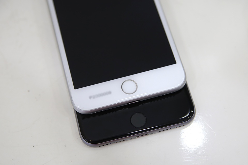 Phía dưới là phím Home cảm ứng lực