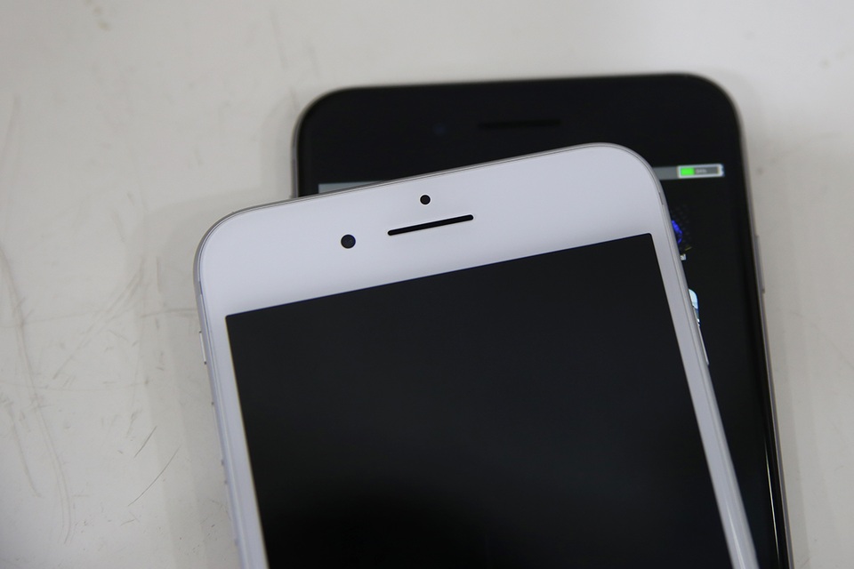 Phía trên màn hình với dải loa dài hơn phiên bản cũ. Màu Grey có màn hình màu đen