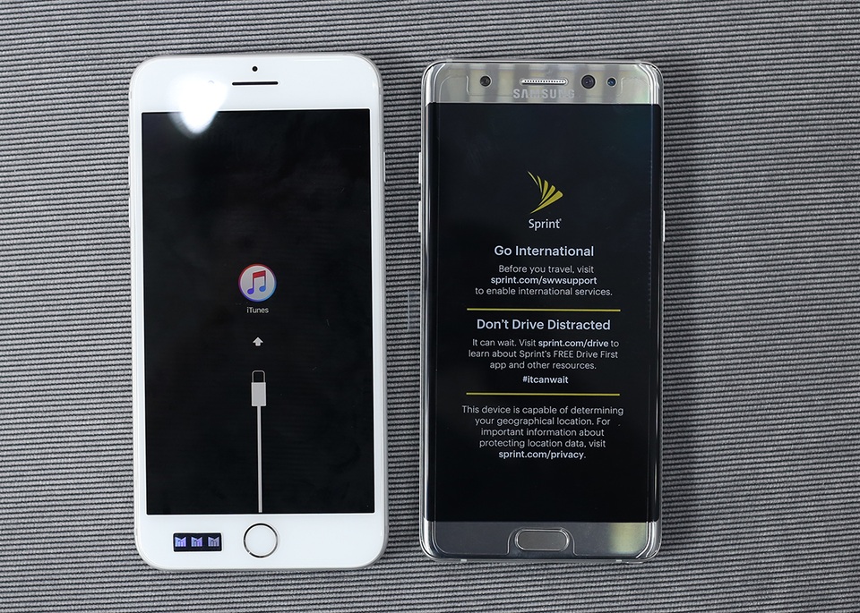 iPhone 7 Plus có kích thước màn hình 5,5 inch độ phân giải Full HD. Trong khi bên Galaxy Note7 dùng màn hình cong 5,7 inch độ phân giải 2K