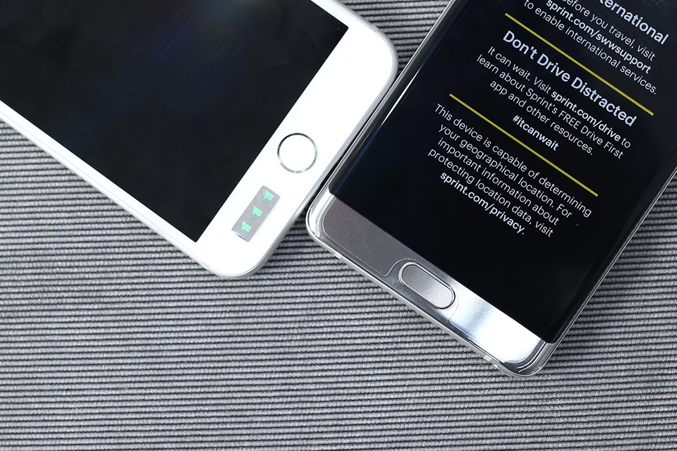 Phía dưới cả hai đều có nút home và cảm biến vân tay