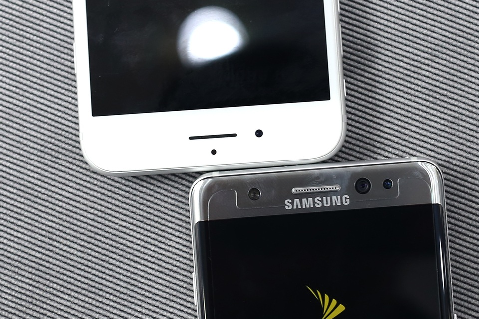 iPhone 7 Plus có camera trước 7 MP. Trong khi Galaxy Note7 vẫn là 5 MP nhưng máy có thêm cảm biến mống mắt và sản phẩm đầu tiên của Samsung trang bị cảm biến này