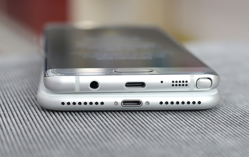 Galaxy Note7 có cổng tai nghe 3.5 mm và iPhone 7 Plus đã loại bỏ cổng tai nghe này