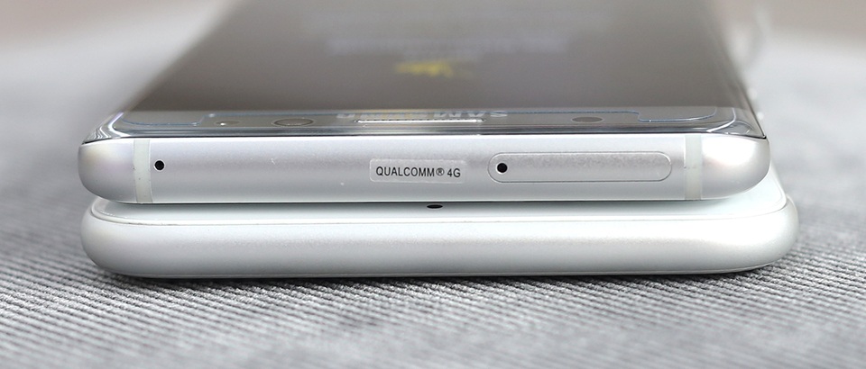 Samsung Galaxy Note7 sử dụng 2 SIM và có thẻ nhớ và iPhone 7 chỉ dùng 1 SIM