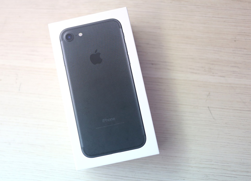 
Hộp đựng máy tương tự các phiên bản trước, khác biệt là hình in trên hộp với nắp lưng sản phẩm đúng màu máy.
