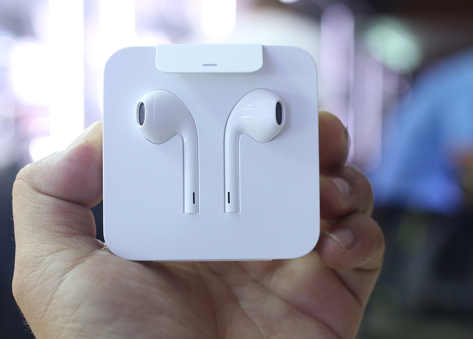 
Tai nghe được đựng trong chiếc hộp có thiết kế khác so với các phiên bản trước
