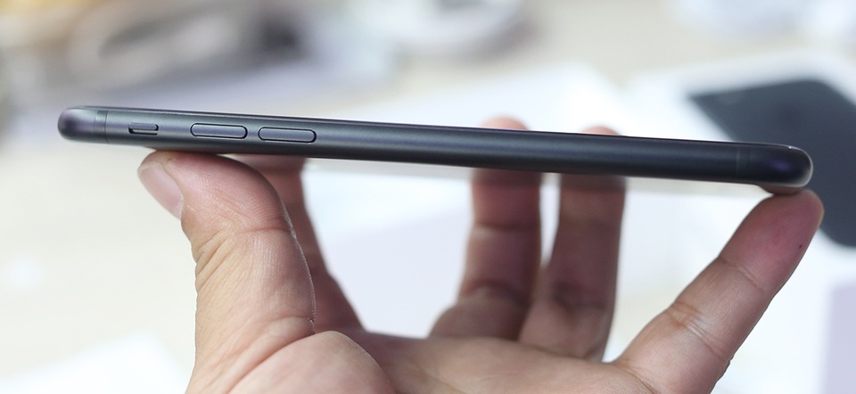 Cạnh phải là nút âm lượng và nút gạt chế độ