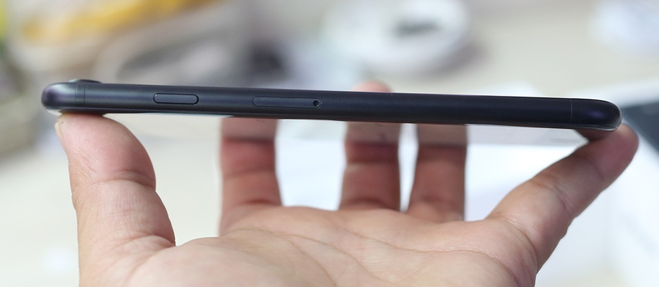 Cạnh phải với nút nguồn và khe cắm SIM