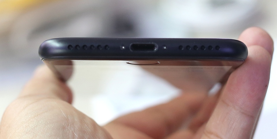 Cạnh dưới của máy