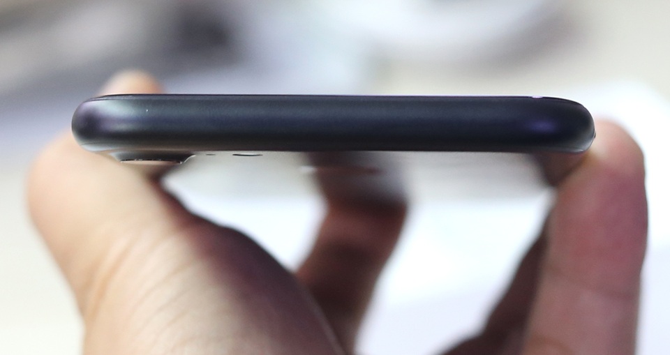 Cạnh trên của máy