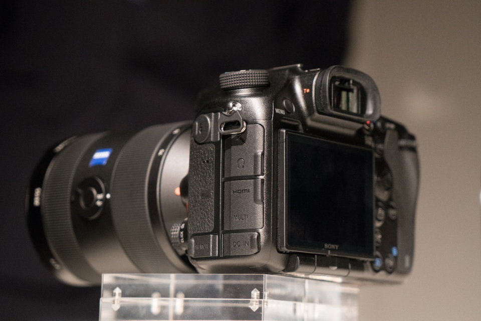 Sony ra mắt mẫu máy ảnh mới kỉ niệm 10 năm dòng máy Alpha - 3 Sony ra mắt mẫu máy ảnh mới kỉ niệm 10 năm dòng máy Alpha - 3