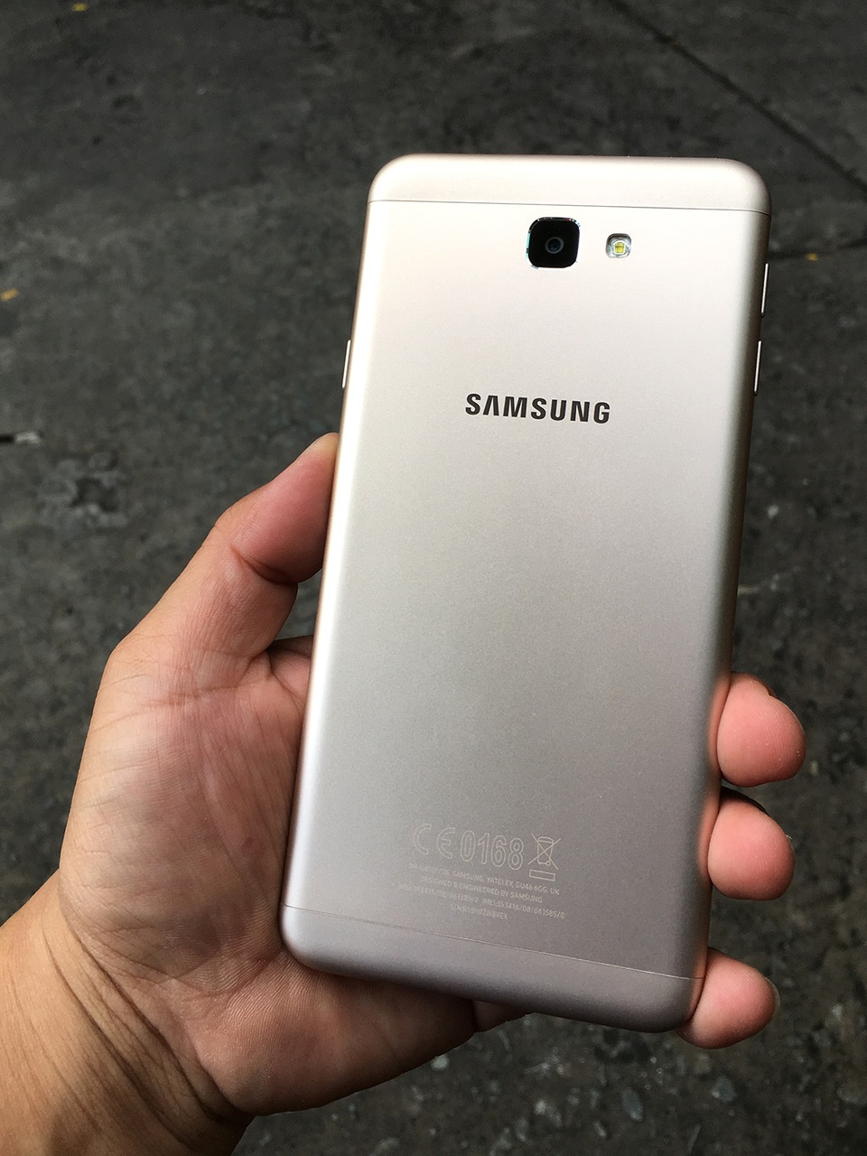 Ngoài cảm biến vân tay, Galaxy J7 Prime còn cải tiến đáng kể trong thiết kế khi sử dụng chất liệu kim loại nguyên khối
