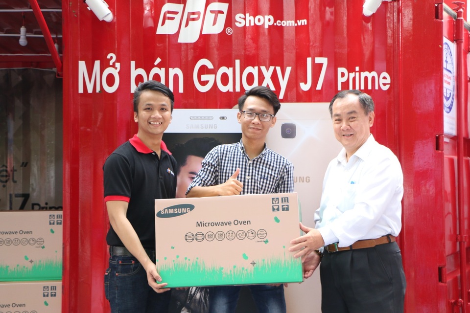 Galaxy J7 Prime có lượng bán ra "khủng" ngay ngày đầu lên kệ tại Việt Nam - 3 Ông Trần Tuấn Thông, Giám Đốc Kinh doanh Samsung Vina cũng đến buổi mở bán J7 Prime của FPT Shop và tận tay trao quà tặng cho những khách hàng đặt mua trước sản phẩm
