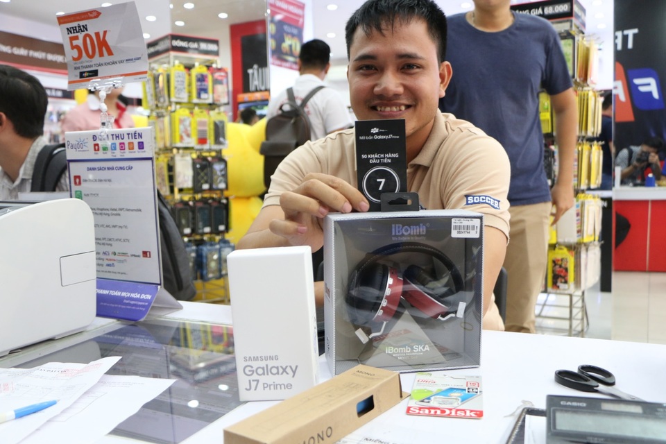 Galaxy J7 Prime có lượng bán ra "khủng" ngay ngày đầu lên kệ tại Việt Nam - 4 FPT Shop tặng thêm loa Powermax trị giá 550.000 đồng bên cạnh những quà tặng cho 2 đợt đặt mua trước đó.