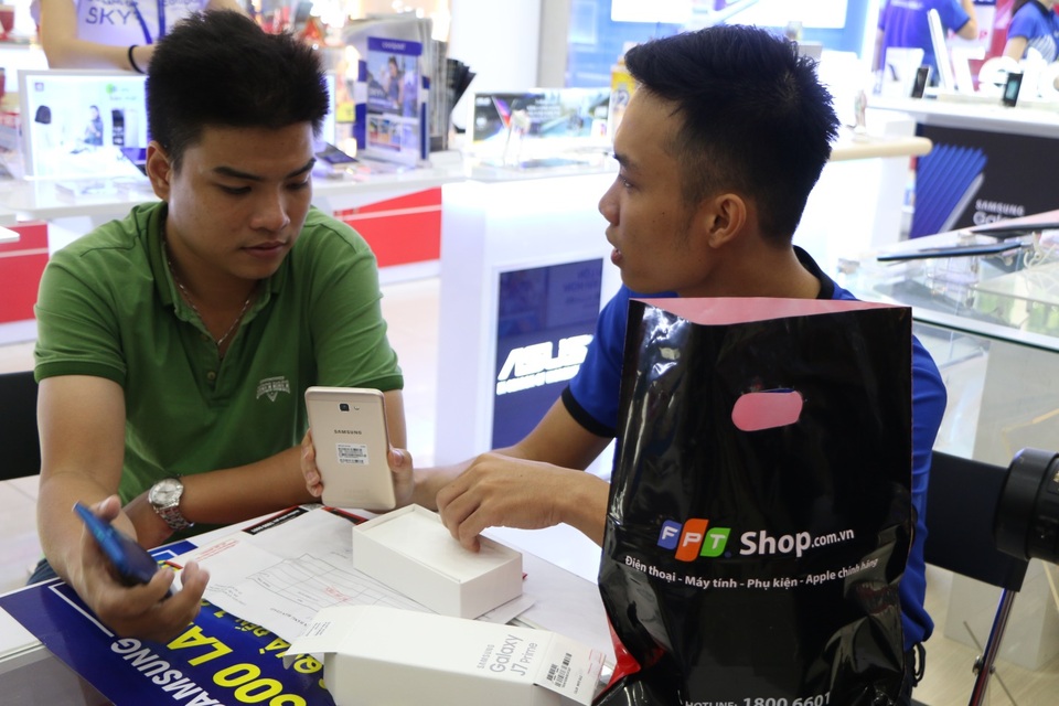 Galaxy J7 Prime có lượng bán ra "khủng" ngay ngày đầu lên kệ tại Việt Nam - 5 Galaxy J7 màu vàng chiếm 70% đơn hàng của khách hàng