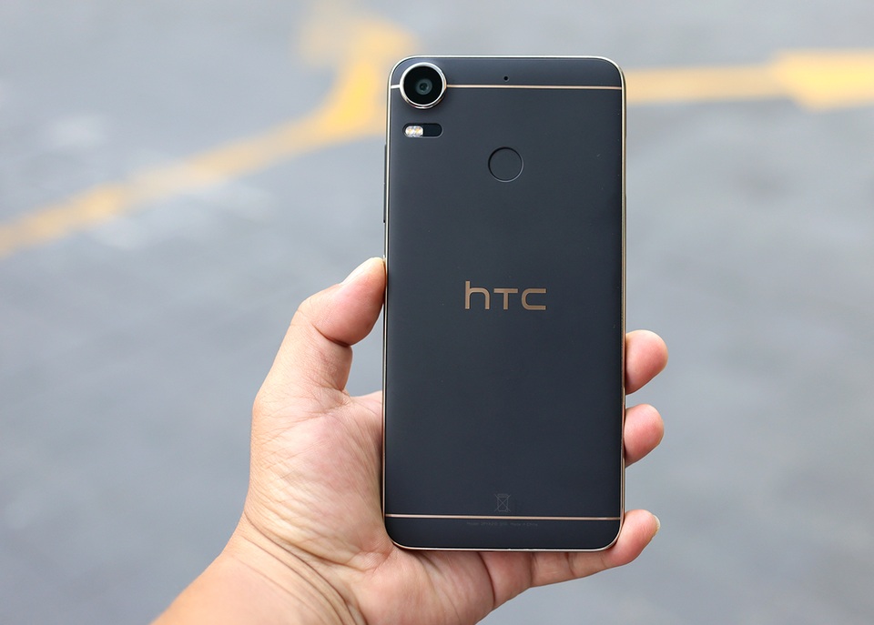 Về mặt thiết kế, Desire 10 pro được thiết kế với viền kim loại màu vàng có độ tương phản cao và chạy dọc xung quanh các viền máy. Lưng máy được tích hợp bộ phận cảm biến vân tay khá nhạy và có thể nhận ra dấu vân tay của bạn từ mọi góc độ và vị trí. HTC cũng đưa vào chức năng chạm vào cảm biến để chụp ảnh selfie trên dòng sản phẩm này