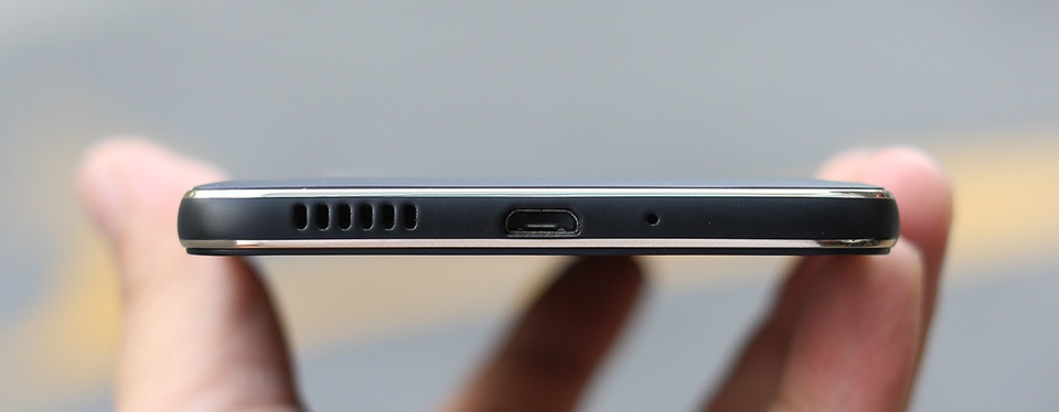 Hãng tích hợp cho máy nguồn pin dung lượng 3.000mAh và công nghệ sạc nhanh 5V/2A. Về khả năng giải trí, máy cũng có mặt của công nghệ âm thanh HTC BoomSound Hi-Fi, Dolby audio 4, nâng cao khả năng trải nghiệm âm thanh cho người dùng