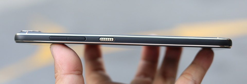 Cạnh phải của máy là nút nguồn và âm lượng được hiết kế liền mạch với khung máy