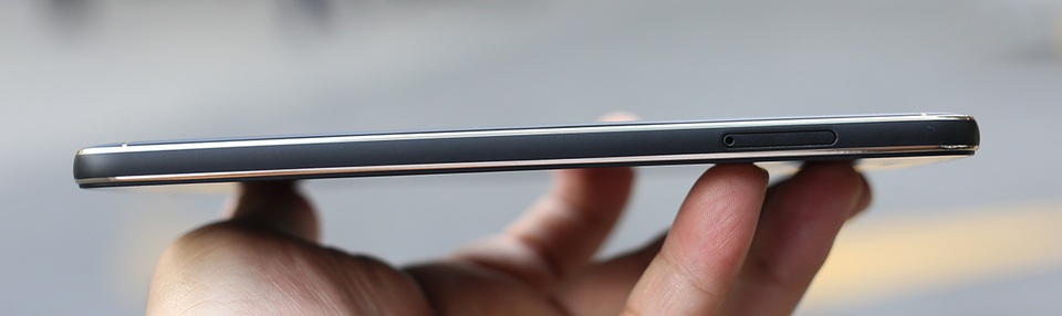 Cạnh trái của máy với khe cắm thẻ SIM và thẻ nhớ