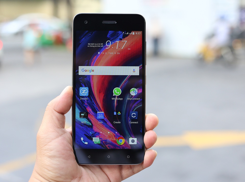 Ở mặt trước, máy có một camera selfie 13MP cùng chế độ chụp ảnh selfie panorama hoàn toàn mới và chế độ selfie toàn cảnh góc siêu rộng 150°. Đèn flash màn hình tự động giúp tăng độ sáng của ảnh selfie trong mọi điều kiện ánh sáng cả trong nhà và ngoài trời