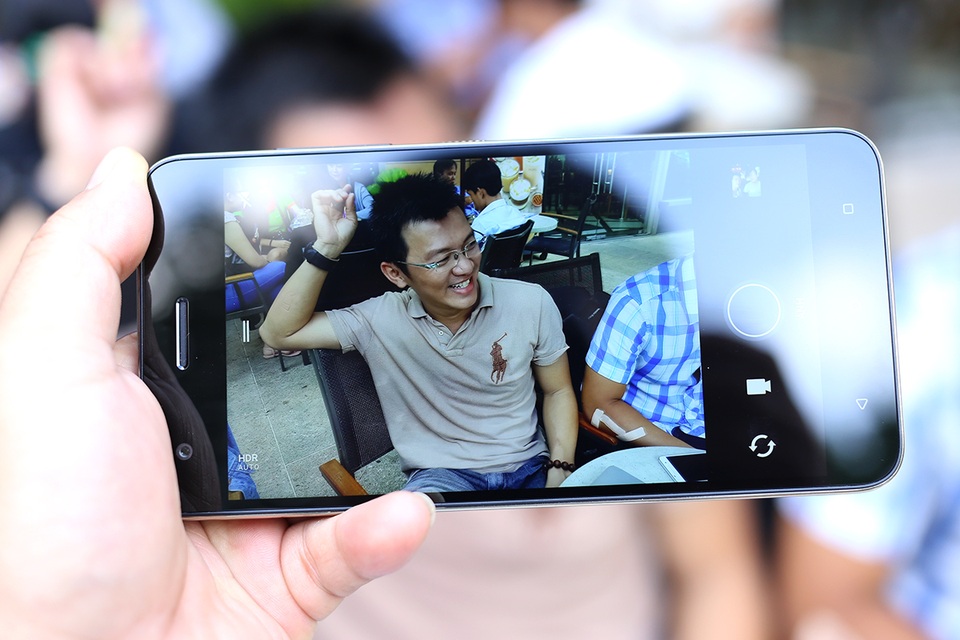 Hơn thế, tốc độ chụp ảnh và lấy nét của Desire 10 pro cũng cực nhanh trong tích tắc nhờ vào khả năng lấy nét bằng laser